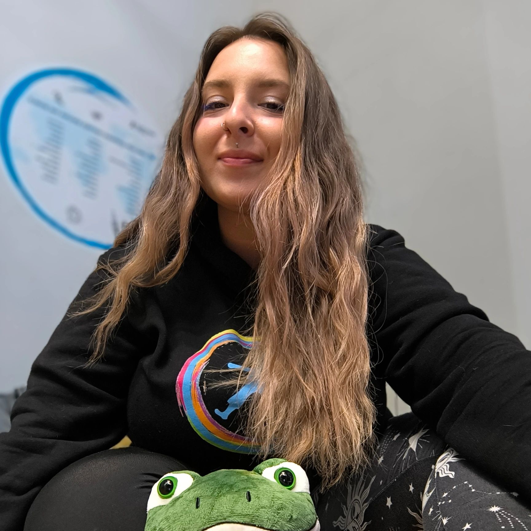 Read more about the article Vanessa Denjo – vlasnica 3 mace, DJ, pjesnikinja i naš teacher